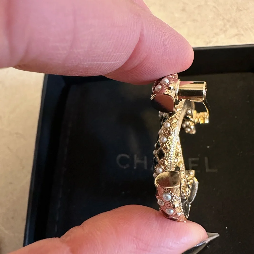 BNW AUTH CHANEL 21A GOLD, PEARLY WHITE & BLACK BROOCH, MADE IN FRANCE